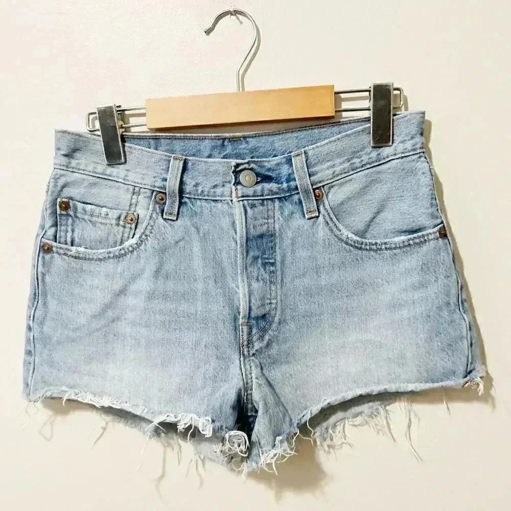 Levi’s  501 mid rise short 26